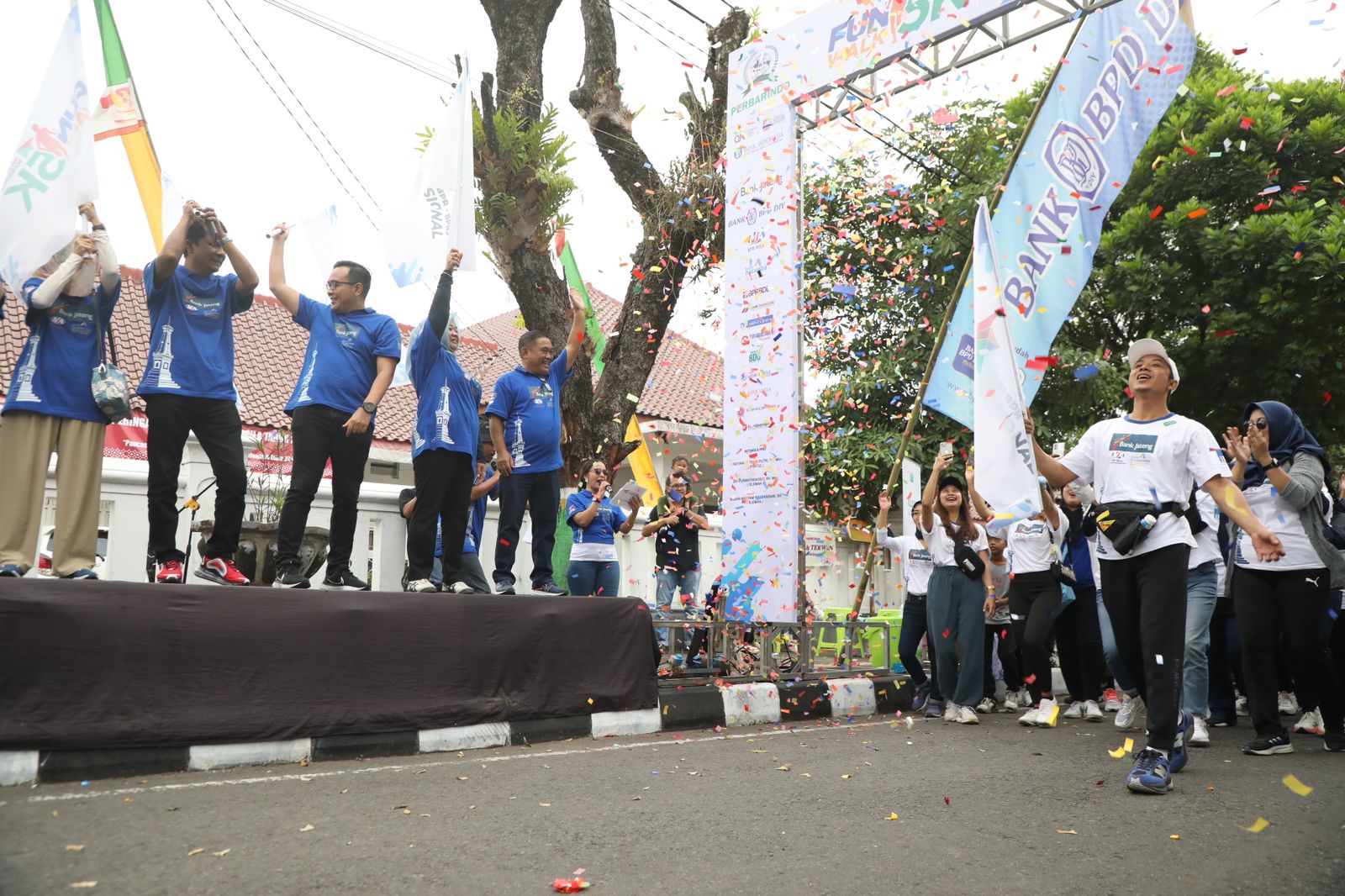 Ribuan Peserta Funwalk Hari BPR BPRS Nasional Dilepas Bupati Sleman -  radarnasional.co.id