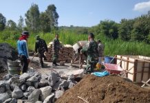 Percepat Pertumbuhan Ekonomi,TNI -Warga Bangun Jembatan